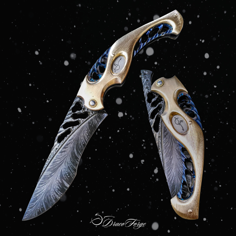 Neptune 55 - couteau d'art artisanal piémontais ajouré Dentelle d'Acier Dracoforge couteau d'art manche doré lame damas plume