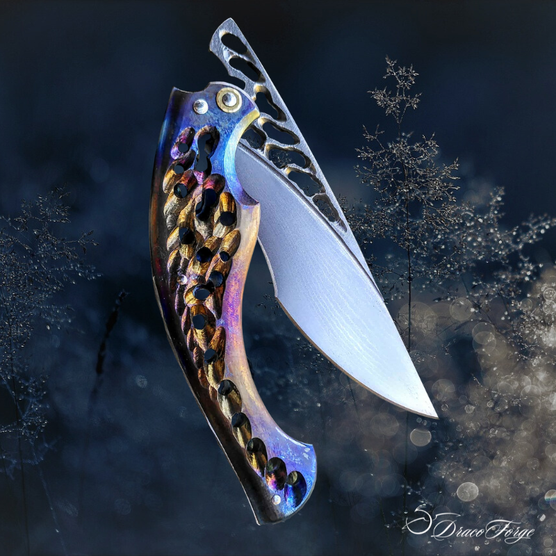 Neptune 57 - couteau ajouré Dentelle d'acier titane damas inox Dracoforge Couteau d'art damas titane ajouré
