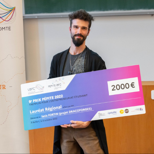 Ianis Fortin Dracoforge tenant le chèque du lauréat du prix Pépite 2022