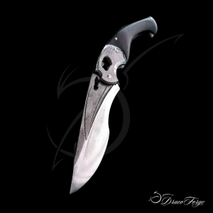 Amphipthère crâne de corbeau couteau pliant artisanal sculpté ébène Dracoforge