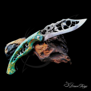 Manta couteau pliant artisanal thème marin ajouré sculpture raies frêne Dracoforge