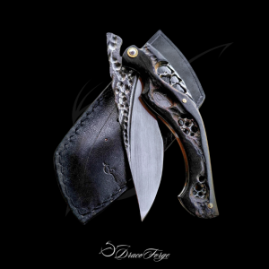 Neptune 35 couteau pliant artisanal ajouré noir ziricote et son étui noir par Dracoforge