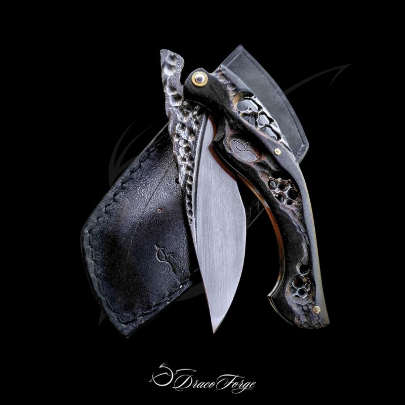 Neptune 35 couteau pliant artisanal ajouré noir ziricote et son étui noir par Dracoforge
