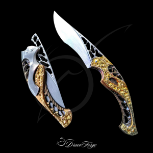 Neptune 56 couteau pliant artisanal doré ajouré clip ceinture Dracoforge