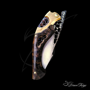 Neptune X Amphipthère couteau pliant artisanal ajouré dentelle d'acier loupe de laurel Dracoforge