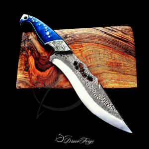 Sea Savior couteau d'art fixe artisanal bleu ajouré dentelle d'acier thème marin Dracoforge
