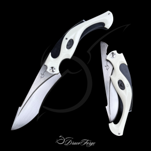 Supercar couteau pliant artisanal G10 blanc et noir inspiration voiture de course Dracoforge