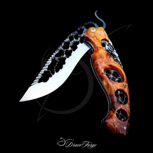 Wyvern Brightscale couteau d'art pliable ajouré artisanal loupe if olivier Dracoforge