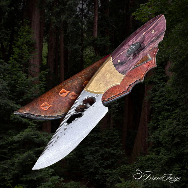 Couteau de chasse artisanal ajouré dentelle d'acier manche hêtre sculpté Dracoforge Couteau fixe de chasse artisanal ajouré dentelle d'acier manche hêtre sculpté par Dracoforge et étui cuir assorti