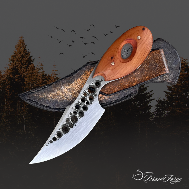 Dent de Lune 16 couteau outil artisanal compact polyvalent inox ajourages circulaires manche if Dracoforge Dent de Lune 16 couteau outil artisanal compact polyvalent inox ajourages circulaires manche if et son étui cuir par Dracoforge