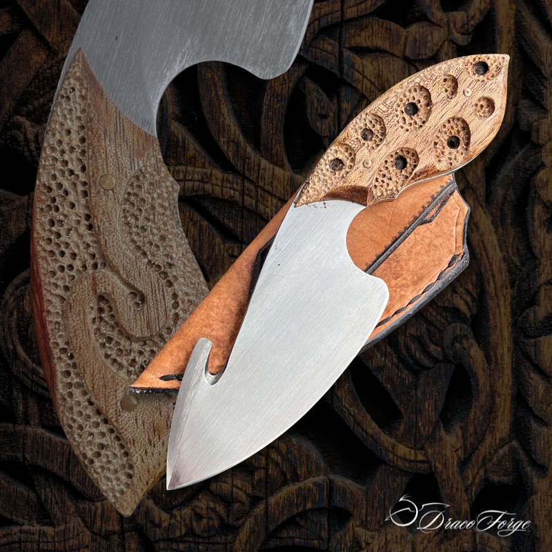 Dépeceur 2 couteau à dépecer inox artisanal viking ovangkol Dracoforge Dépeceur 2 couteau à dépecer inox artisanal inspiration viking manche sculpté en ovangkol et étui cuir assorti Dracoforge