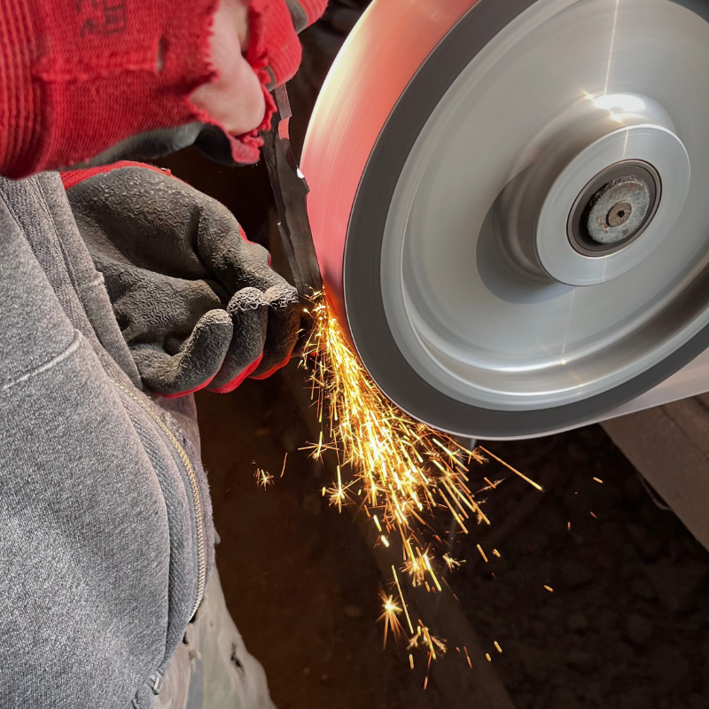 Ianis Fortin coutellerie Dracoforge en pleine fabrication artisanale de couteau d'art en Dordogne, France