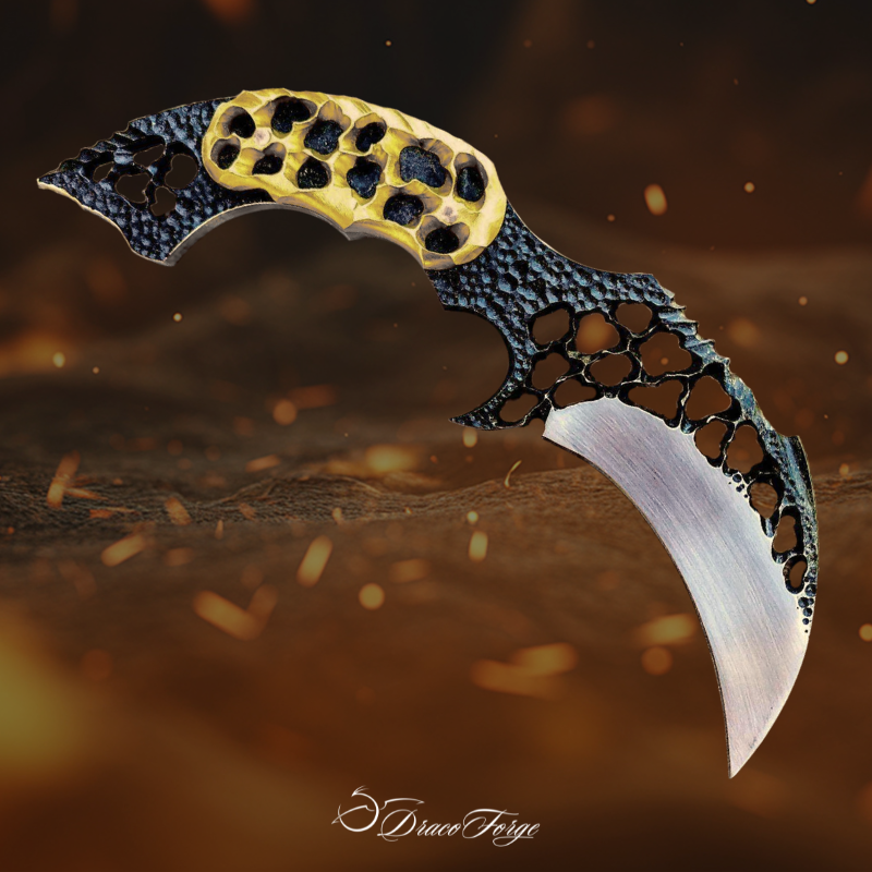 Griffe mordante karambit d'art artisanal ajouré dentelle d'acier doré draconique par Dracoforge