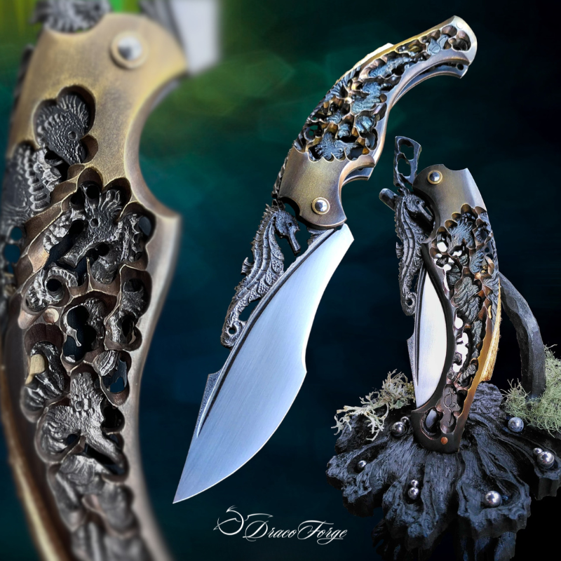 L'Œil de la Gorgone couteau d'art pliant de collection exceptionnel hippocampes sculptés dentelle d'acier et présentoir par Dracoforge