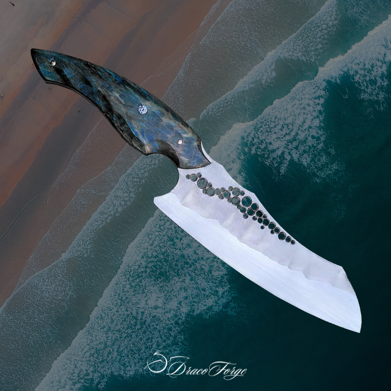 Megaptera 15 couteau de cuisine artisanal inox design par Dracoforge avec manche en hêtre stabilisé bleu et ajourages circulaires sur la lame
