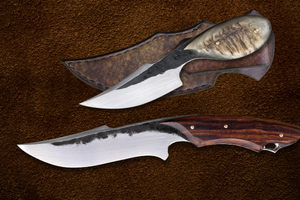 2 couteaux de camp et chasse artisanaux par Dracoforge en bois de fer d'Arizona et en corne de bélier