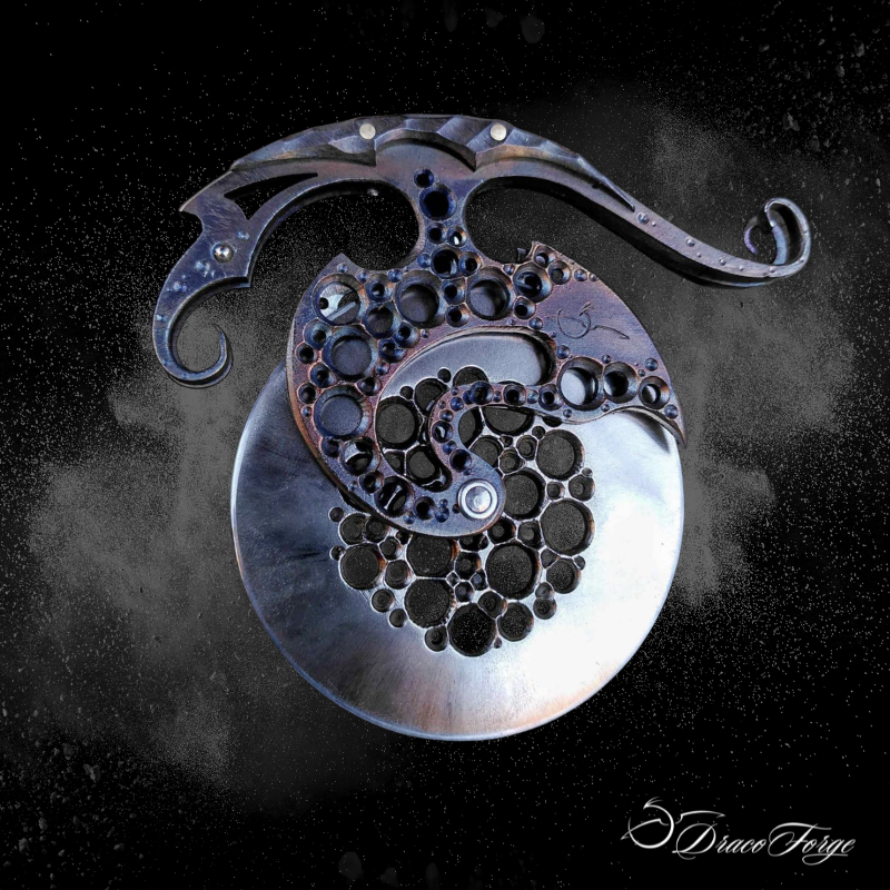 Roulette à pizza 7 originale design artisanale ajourage circulaires tout inox par Dracoforge