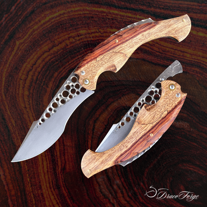 Amphipthère 37 couteau pliant piémontais artisanal ajourages circulaire aubier de bubinga Dracoforge Amphipthère 37 couteau pliant piémontais artisanal ajourages circulaire manche aubier de bubinga Dracoforge