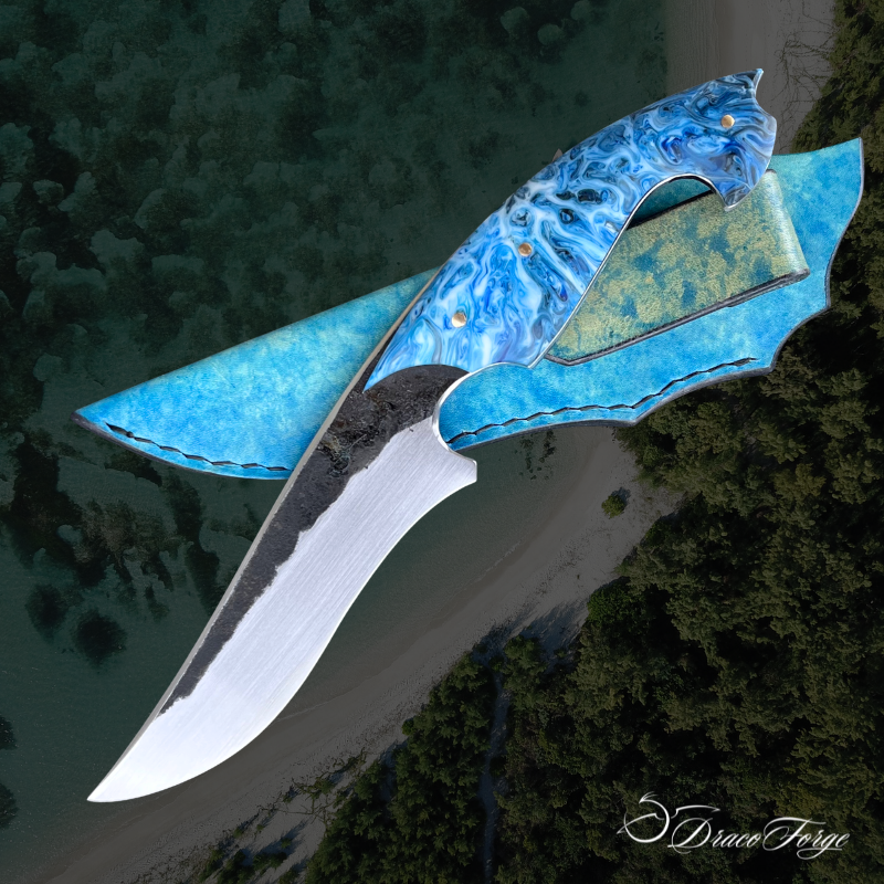 Couteau de chasse artisanal carbone brut de forge résine bleue Dracoforge Couteau de chasse artisanal carbone brut de forge résine bleue étui cuir fait main inclus Dracoforge