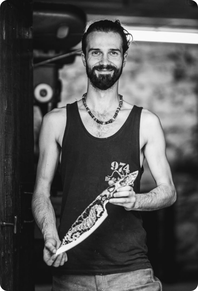 Portrait noir et blanc de Ianis FORTIN Dracoforge coutelier d'art de Dordogne