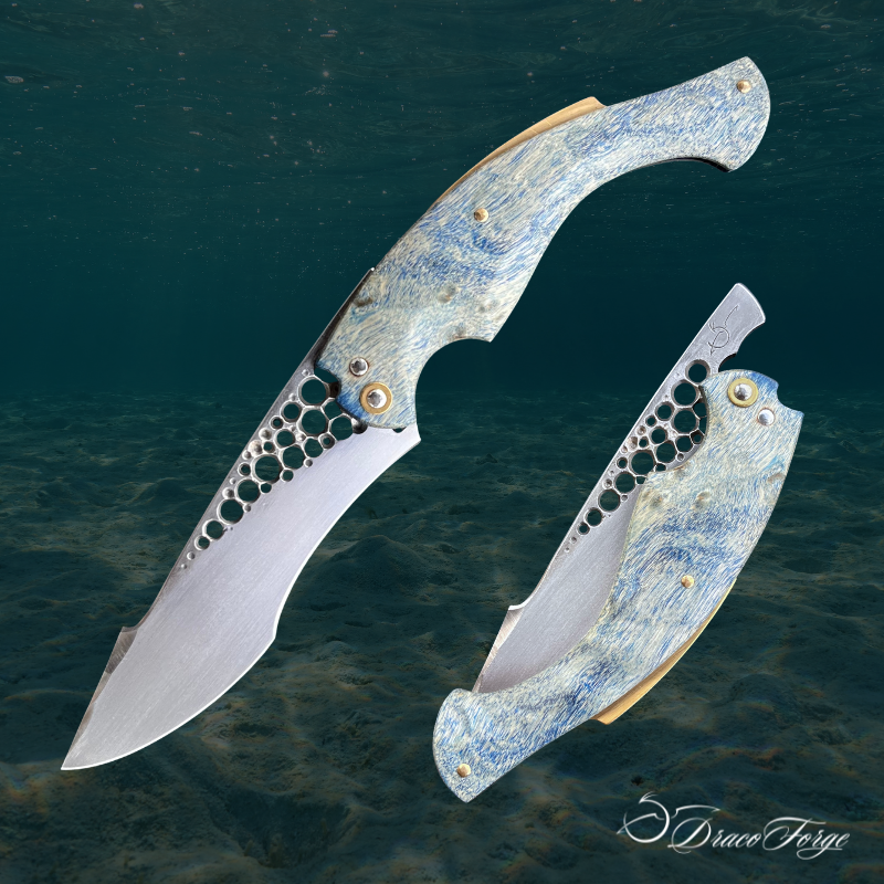 Amphipthère 47 couteau pliant artisanal léger ajourages circulaire peuplier stabilisé bleu laiton Dracoforge Amphipthère 47 couteau pliant artisanal léger ajourages circulaire peuplier stabilisé bleu laiton Dracoforge