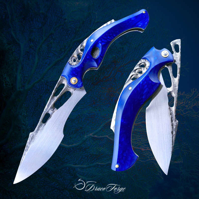 Amphipthère 53 couteau pliable artisanal bleu foncé ajourages organiques thème marin Dracoforge Amphipthère 53 couteau pliable artisanal bleu foncé ajourages organiques thème marin Dracoforge