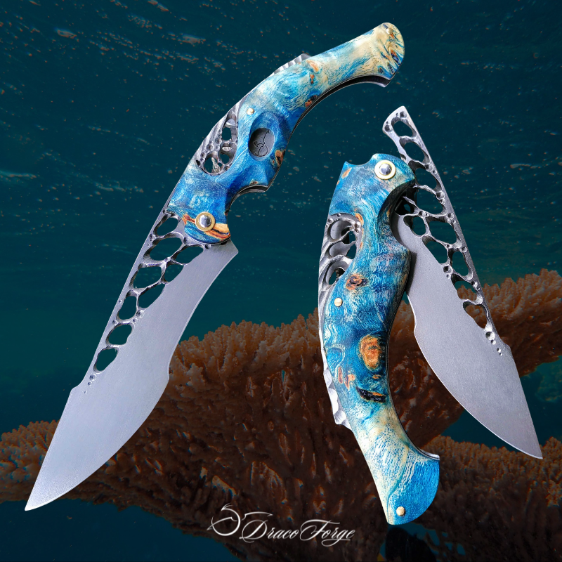 Amphipthère 54 couteau pliant artisanal inox bleu thème plongée sous marine ajourages organiques Dracoforge Amphipthère 54 couteau pliant artisanal inox bleu thème plongée sous marine ajourages organiques Dracoforge