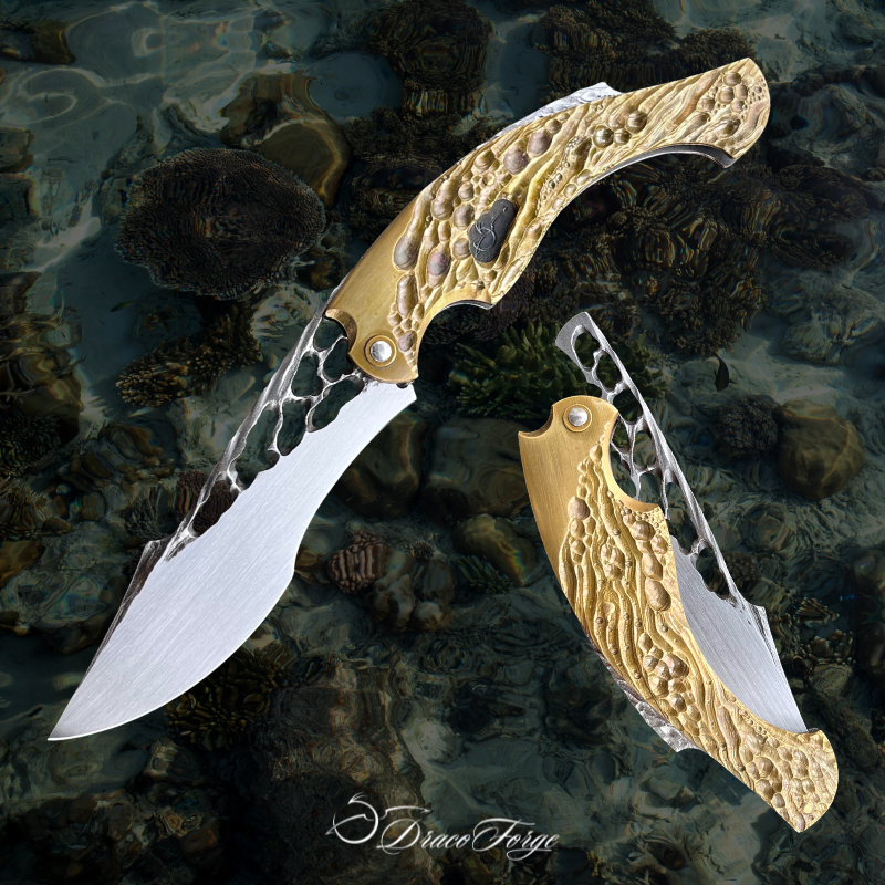 Amphipthère couteau pliant artisanal inox laiton patiné sculpté dentelle d'acier Dracoforge Amphipthère couteau pliant artisanal inox laiton patiné sculpté dentelle d'acier Dracoforge