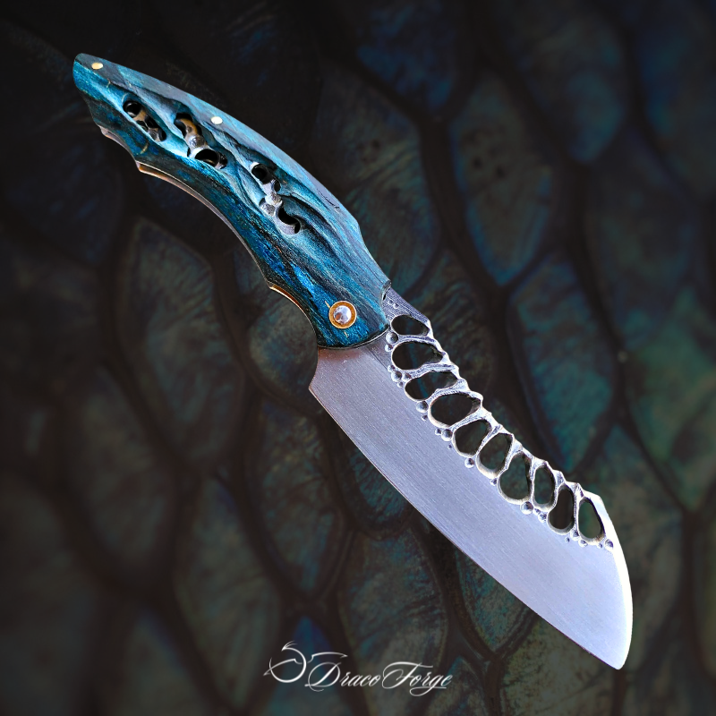 Dragon Scale 13 couteau pliant artisanal organique inox hêtre echauffé bleu Dracoforge Dragon Scale 13 couteau pliant artisanal organique inox hêtre echauffé bleu Dracoforge