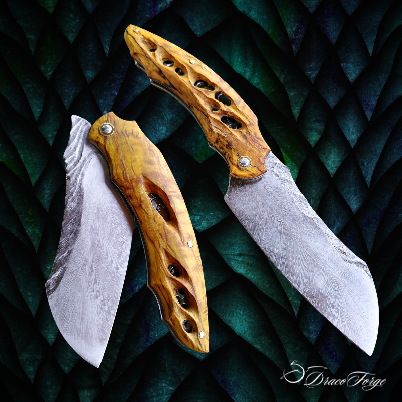 Dragon Scale 14 couteau pliant artisanal damas plume inox bouleau madré Dracoforge Dragon Scale 14 couteau pliant artisanal damas plume inox bouleau madré Dracoforge
