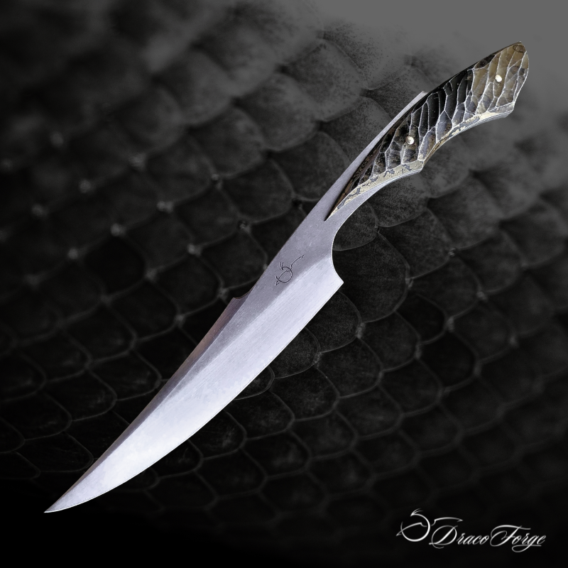 L'Ame de l'Eau 42 couteau de table design artisanal inox fin élancé Dracoforge L'Ame de l'Eau 42 couteau de table design artisanal inox fin élancé Dracoforge