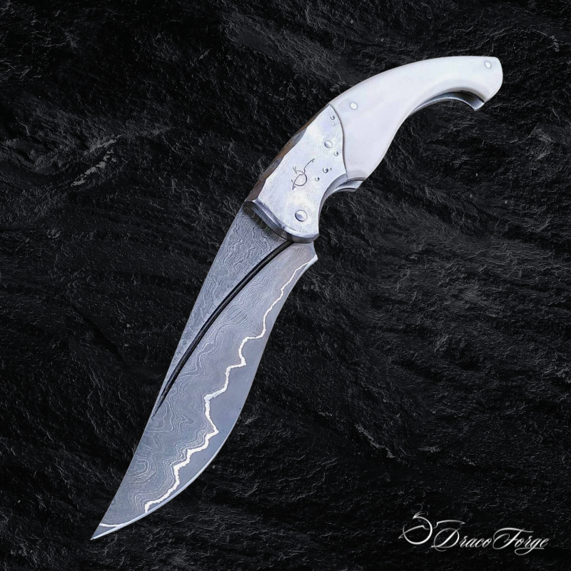 Météora 7 couteau pliant cran forcé artisanal damas Dracoforge Météora 7 couteau pliant cran forcé artisanal damas Dracoforge